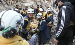 عناصر الدفاع المدني ينتشلون رجل من تحت الأنقاض في جنديرس إثر زلزال ضرب مناطق شمال غربي سوريا - 11 شباط 2023 (الدفاع المدني) 