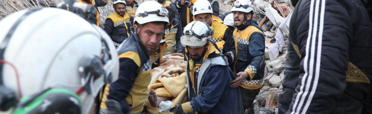عناصر الدفاع المدني ينتشلون رجل من تحت الأنقاض في جنديرس إثر زلزال ضرب مناطق شمال غربي سوريا - 11 شباط 2023 (الدفاع المدني) 