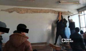طلاب في مدرسة علي بن أبي طالب يلعبون بشقوق الجدران الناتجة عن الزلزال- 20 شباط 2023 (عنب بلدي)