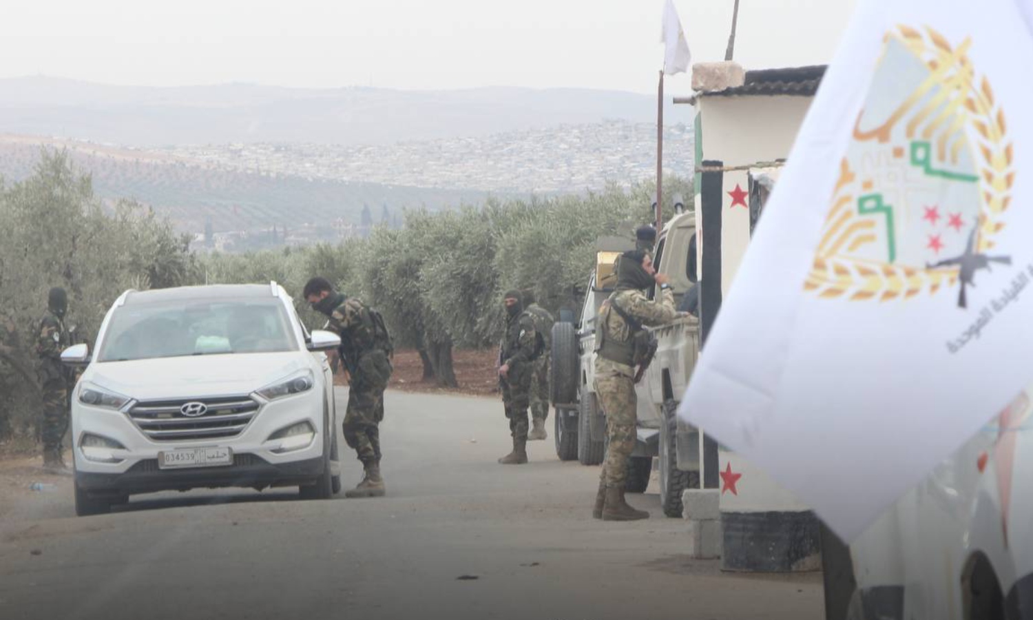 عناصر في "الجيش الوطني السوري" ينصبون حواجز عسكرية على مداخل مدينة عفرين شمالي حلب- 28 تشرين الأول 2021 (عزم/ تويتر)