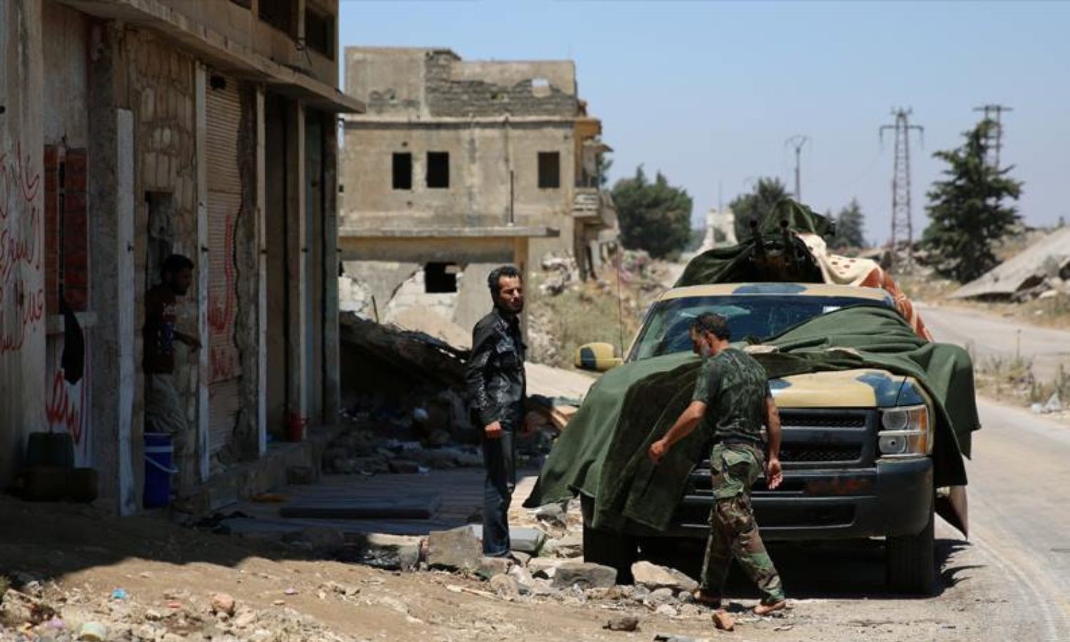 عناصر من "الجيش الحر" في مدينة القنيطرة جنوبي سوريا - 8 تموز 2017 (رويترز)