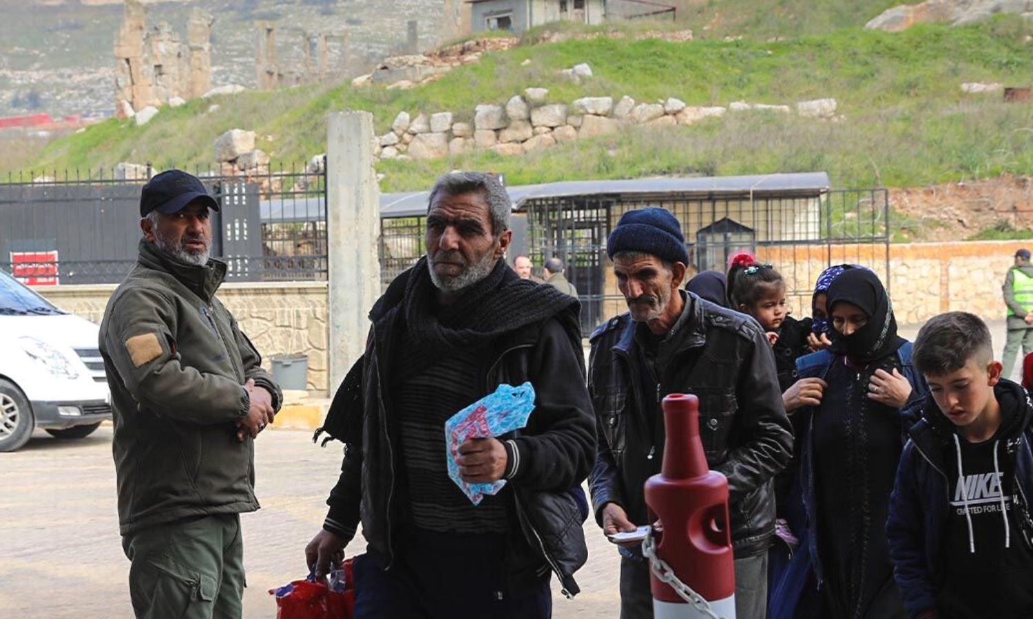 سوريون يدخلون الأراضي السورية من تركيا عبر معبر "باب الهوى" الحدودي بعد أضرار طالتهم من الزلزال- 19 شباط 2023 (معبر "باب الهوى")