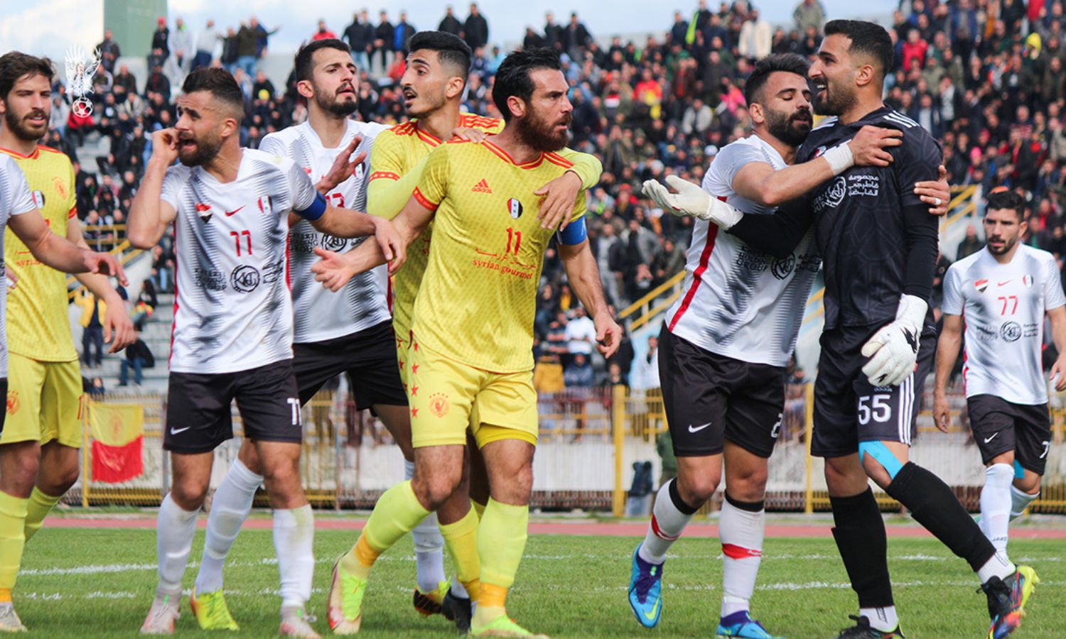 لاعبو نادي تشرين ونادي الاتحاد خلال مباراة في الدوري السوري لكرة القدم- 3 شباط 2023 (تشرين / فيس بوك)