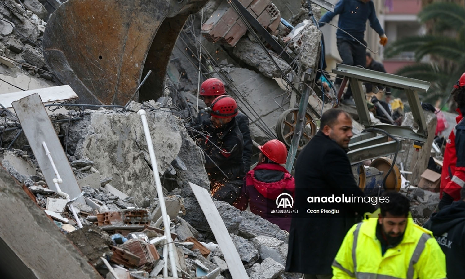 عمليات إنقاذ العالقين تحت الأنقاض خلال الزلزال الذي ضرب تركيا وسوريا- 7 شباط 2023 (أناضول)