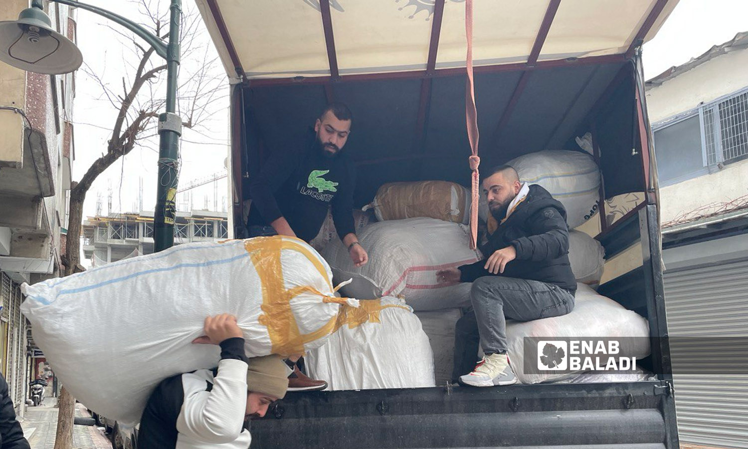 شباب سوريون ينقلون مساعدات تمهيدًا لإرسالها من اسطنبول إلى المناطق المتضررة إثر الزلزال- 8 شباط 2023 (عنب بلدي)