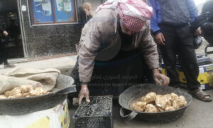 مزارع يبيع الكمأة في سوق بمدينة الرقة- 25 آذار 2023 (المرصد السوري لحقوق الإنسان/ فيس بوك)