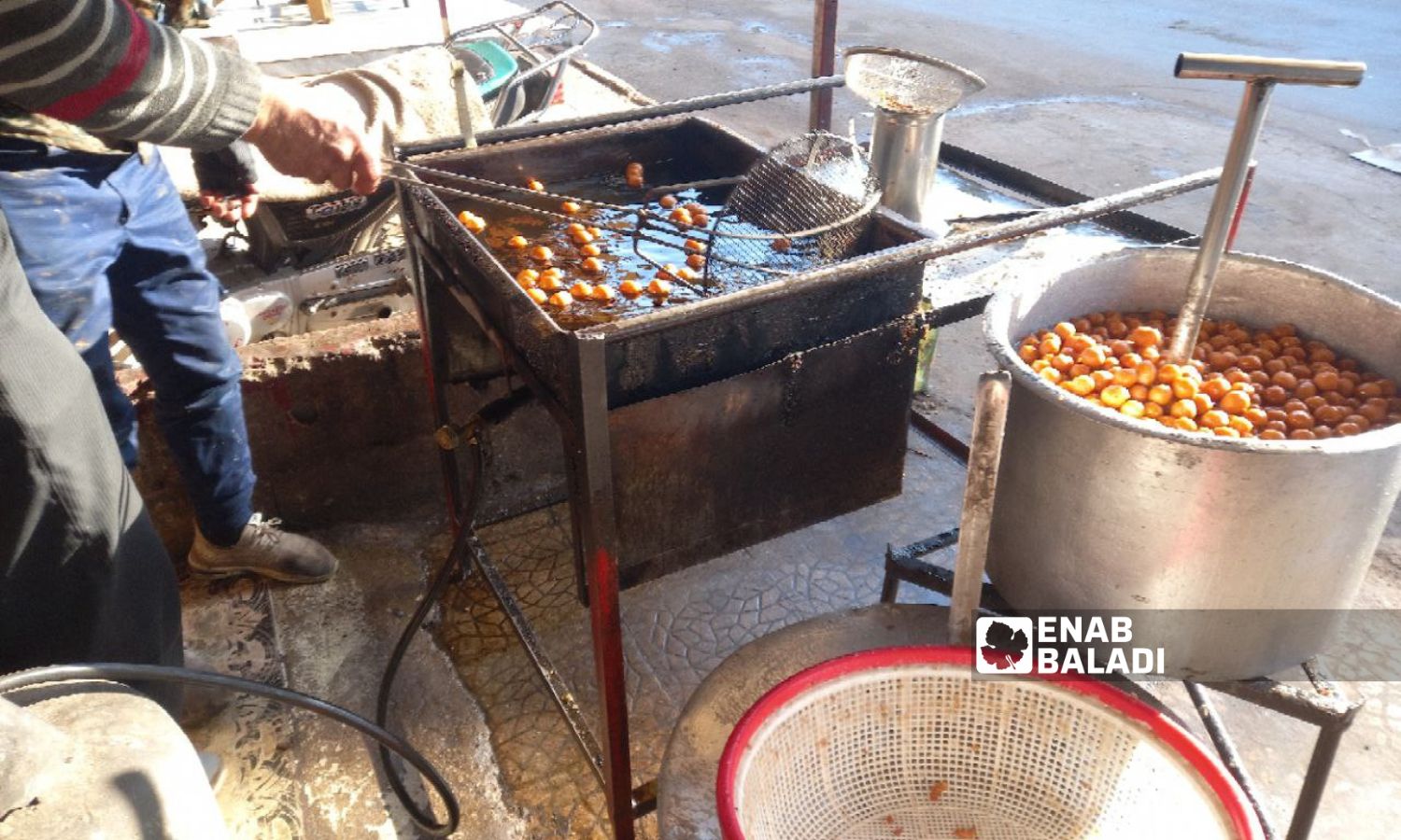 محل لبيع حلويات "العوامة" الشعبية في درعا- 22 من شباط 2023 (عنب بلدي/ حليم محمد)