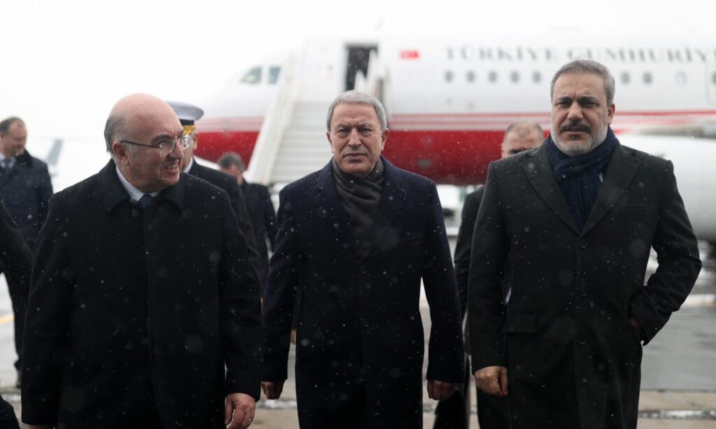 وزير الدفاع التركي، خلوصي أكار، ورئيس المخابرات التركي، هاكان فيدان، يصلان إلى روسيا للاجتماع الثلاثي مع وزيري الدفاع في روسيا وسوريا- 28 من كانون الأول 2022 (وزارة الدفاع التركية)