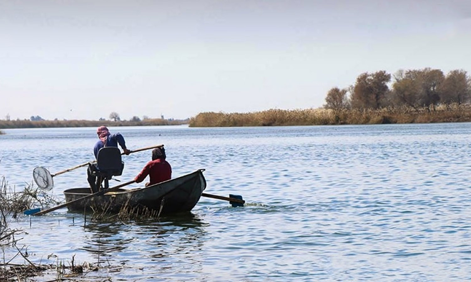 مدنيون يصطادن الأسماك في نهر الفرات في دير الزور- 10 آذار 2023 (الخابور)