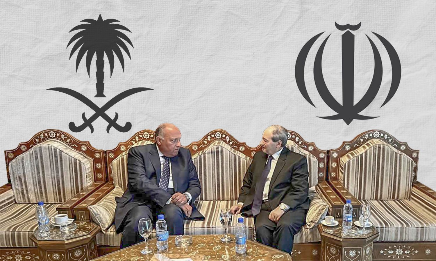 وزير خارجية النظام السوري ووزير الخارجية المصري، يظهر خلفهما شعارات إيران (يمين) السعودية (يسار) (تعديل عنب بلدي)