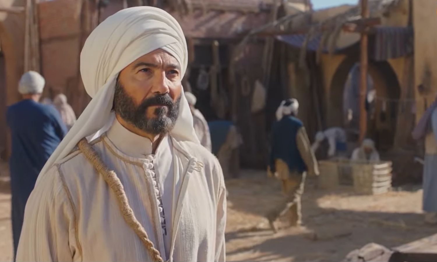 الممثل المصري خالد النبوي بدور الإمام الشافعي في مسلسل "رسالة الإمام" (تريلر العمل/ لقطة شاشة)