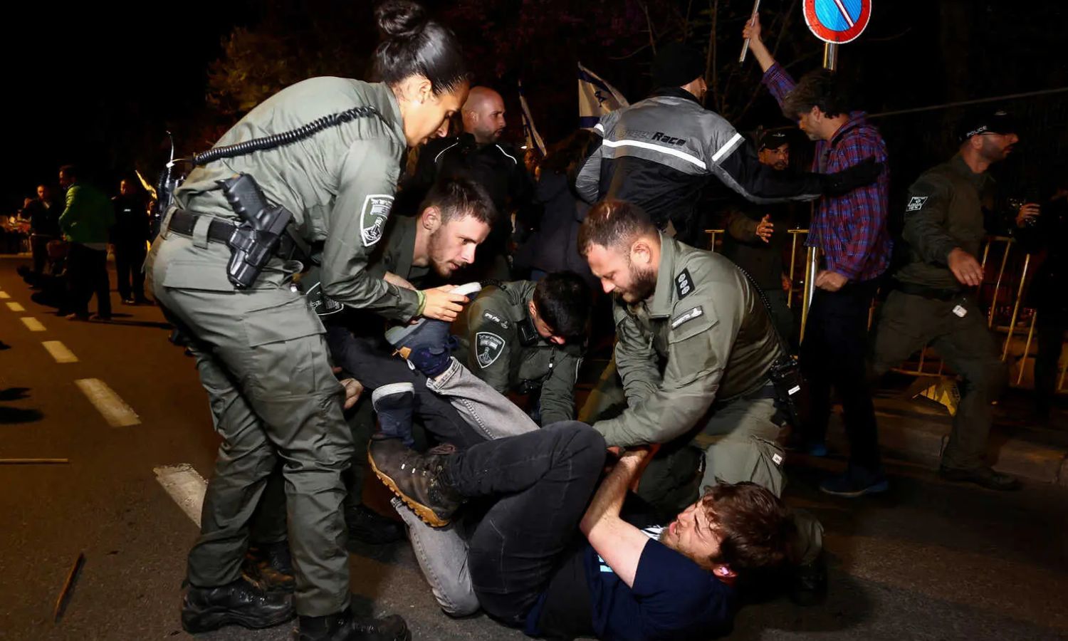 عناصر من الشرطة الإسرائيلية تعتقل متظاهرًا ضد مشروع الإصلاح القضائي- 26 من آذار 2023 (رويترز)