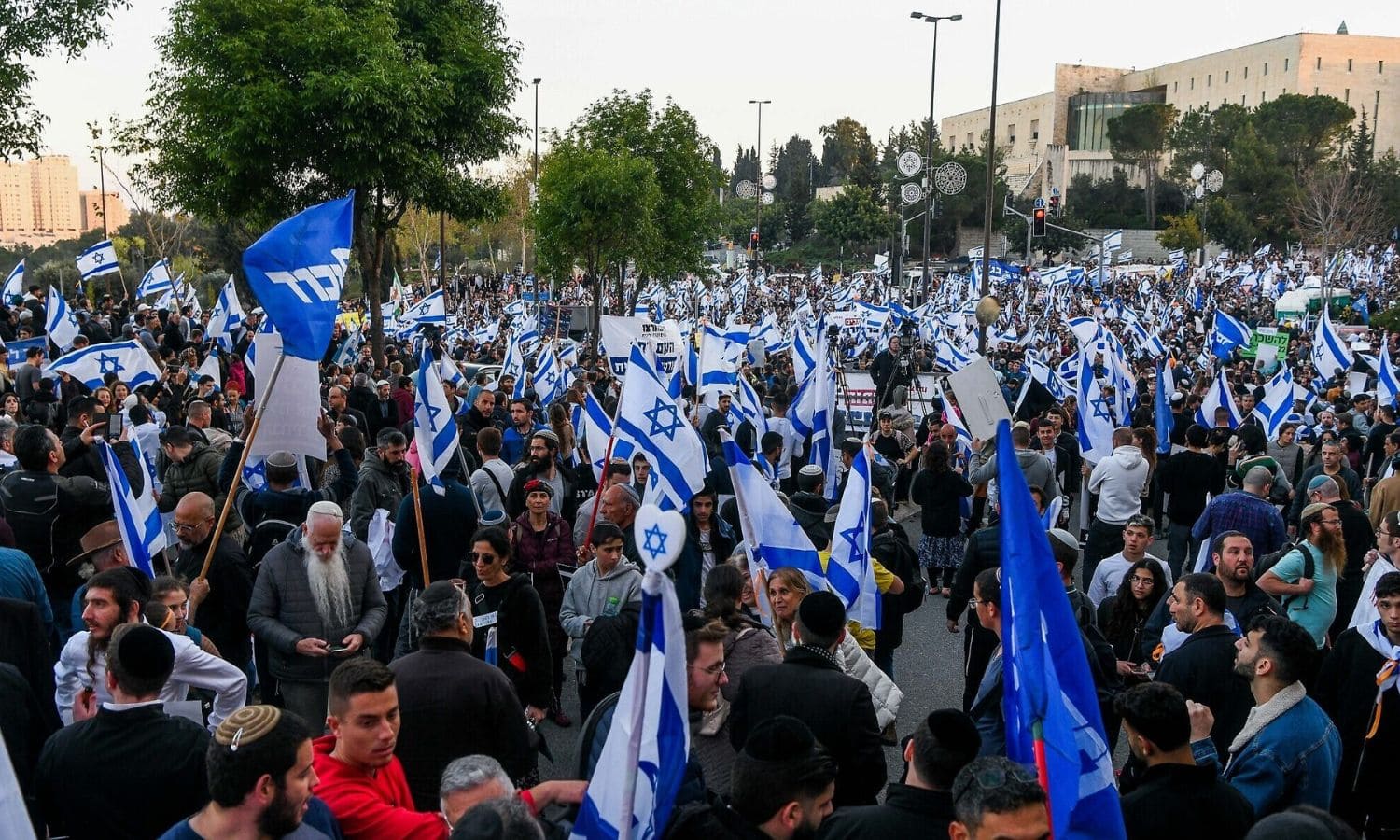أنصار مشروع الإصلاح القضائي يخرجون في مظاهرة مضادة في القدس المحتلة- 27 من آذار 2023 (Flash90)