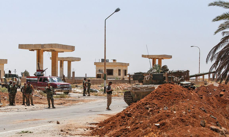 عناصر من قوات النظام أثناء اشتباكات مع مقاتلين سابقين بقوات المعارضة في مدينة الصنمين بدرعا - نيسان 2020 (AFP)