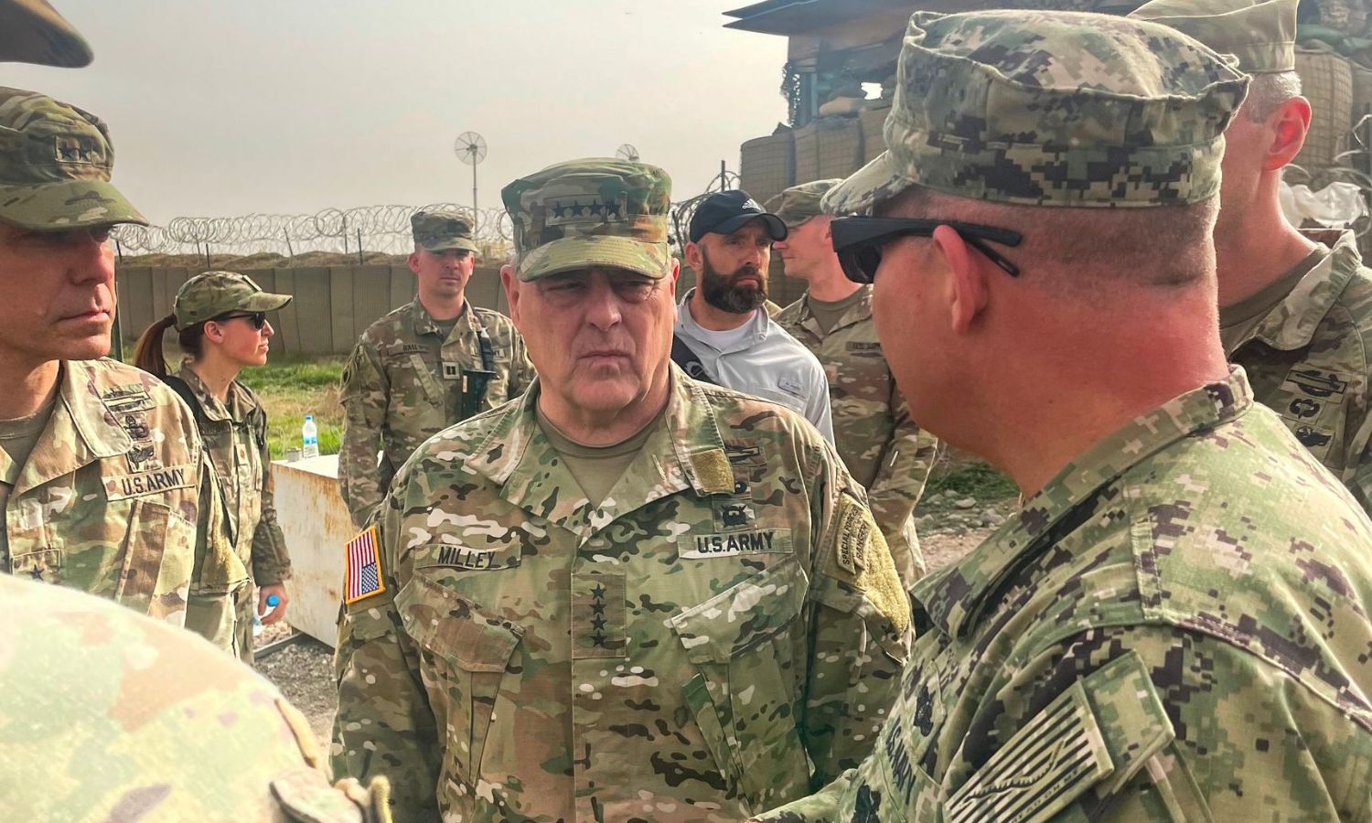 توقف رئيس هيئة الأركان المشتركة الجنرال مارك ميلي في قاعدة لوجستية في شمال شرقي سوريا - 4 من آذار 2023 (جوردون لوبولد/ وول ستريت)