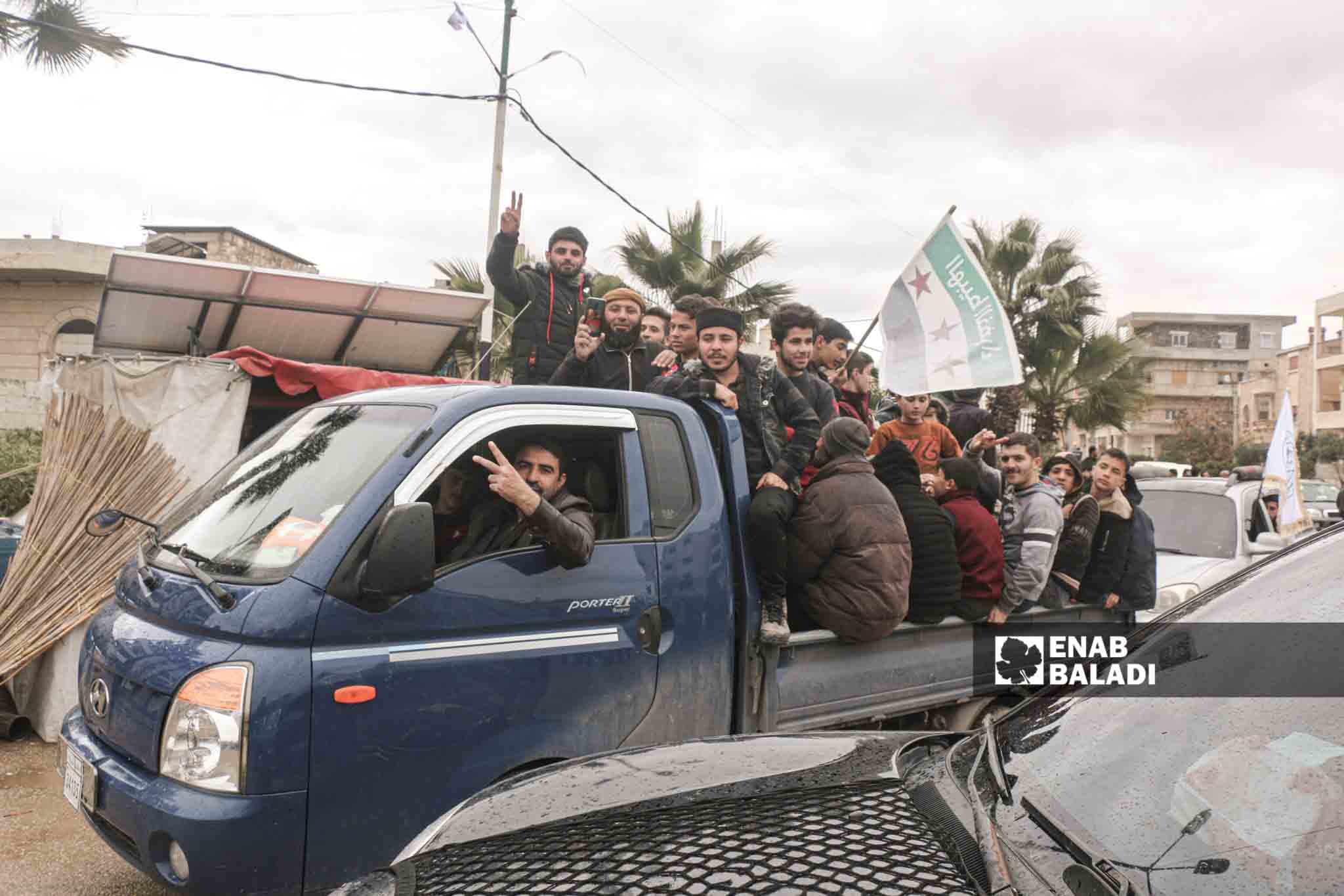 متظاهرون يتجهون من معرة مصرين إلى مدينة إدلب في الذكرى السنوية للثورة السورية- 15 من آذار 2023 (عنب بلدي/ إياد عبد الجواد) 
