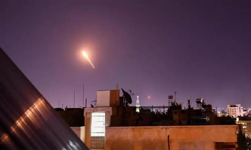 قذائف مصدرها الدفاعات الجوية التابعة للنظام تحاول التصدي لقصف إسرائيلي في العاصمة دمشق- 20 من تموز 2022 (AFP)