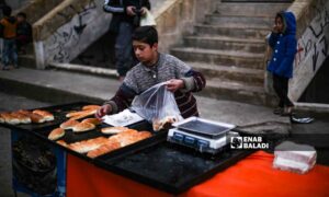 طفل يبيع "المعروك" السوري قبل الإفطار في مدينة عفرين بريف حلب - 26 من آذار 2023 (عنب بلدي/أمير خربطلي)