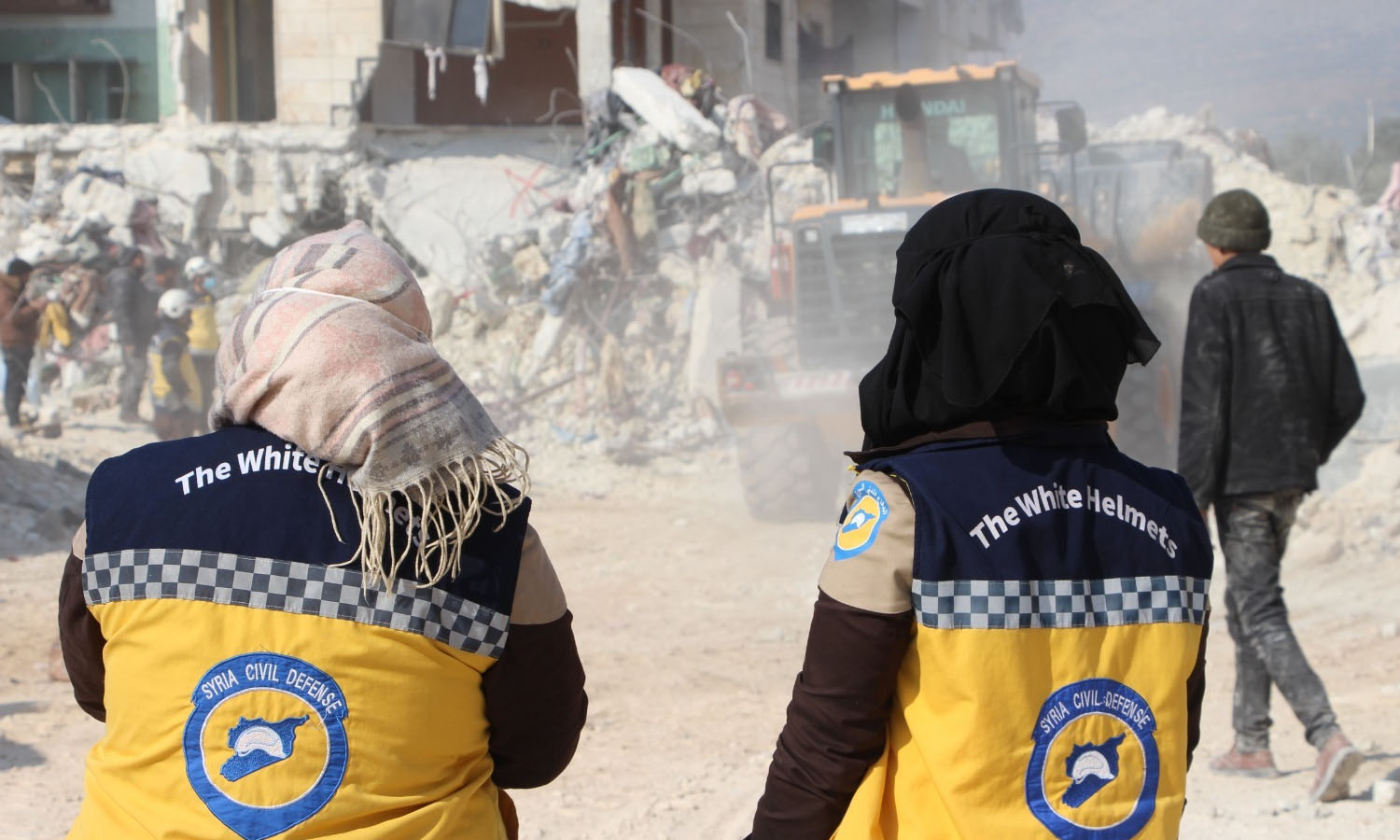متطوعات الدفاع المدني خلال عمليات إنقاذ الناجين من الزلزال في مدينة حارم- 9شباط 2023(الدفاع المدني/فيس بوك)