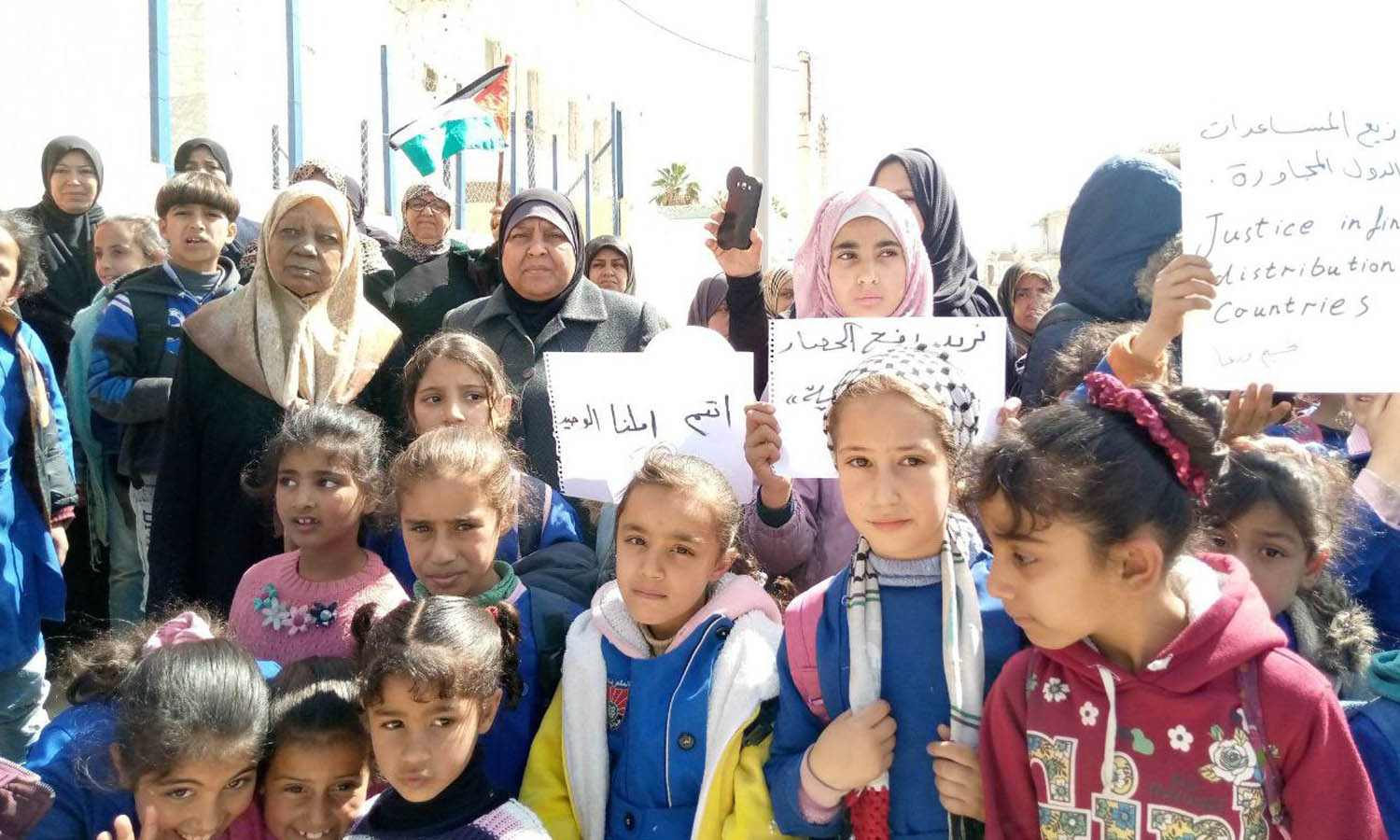من وقفة احتجاجية نفذها لاجئون فلسطينيون في مخيم درعا جنوبي سوريا- 2 آذار 2023 (مصدر محلي)