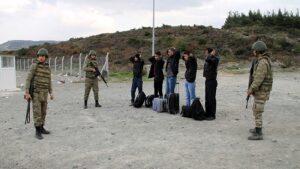 جنود أتراك يحتجزون سوريين حاولوا العبور إلى تركيا من سوريا بشكل غير قانوني - 5 كانون الثاني 2016 (وكالة الأناضول)