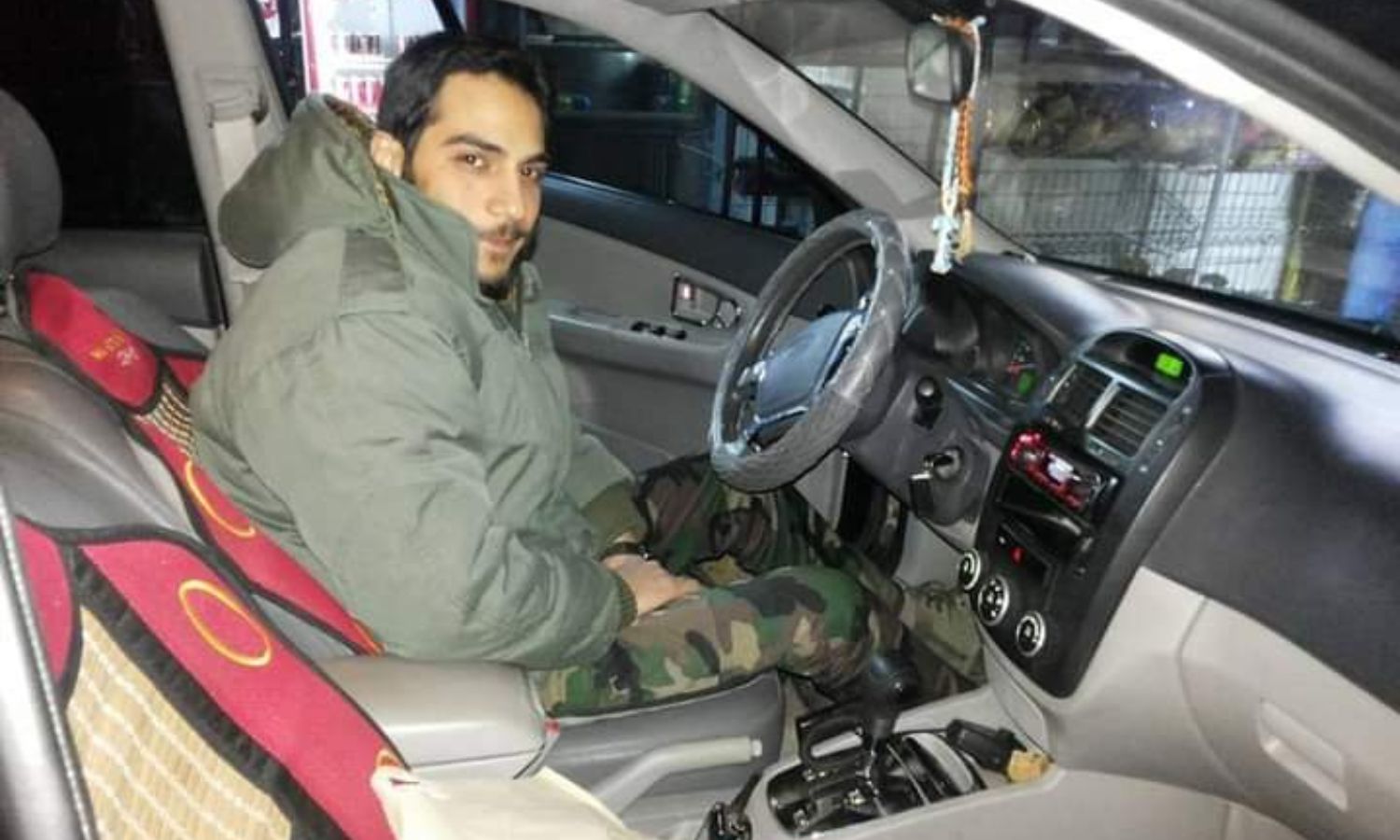 الضابط في المخابرات السورية أمجد يوسف أحد منفذي "مجزرة التضامن" بدمشق (Osmannarfat/ تويتر)