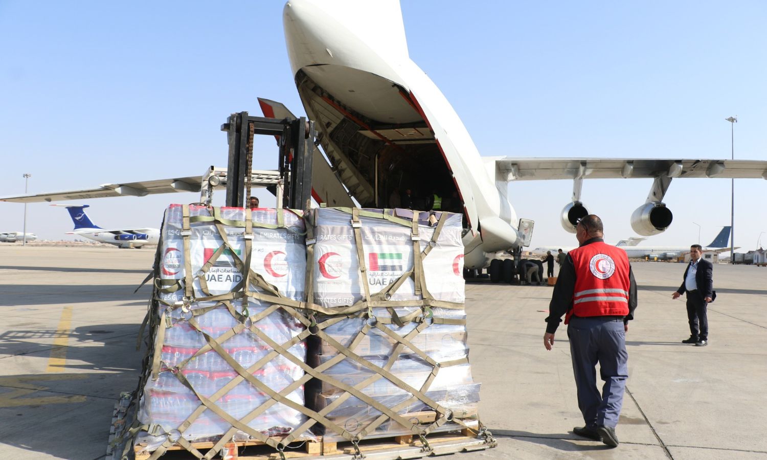 طائرة إماراتية تحمل مساعدات إغاثية تهبط في مطار حلب- 27 من شباط 2023 (الهلال الأحمر)
