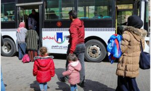 سوريون يدخلون الأراضي السورية من تركيا عبر معبر 