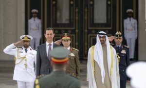 رئيس النظام السوري بشار الأسد والرئيس الإماراتي محمد بن زايد من أمام قصر 