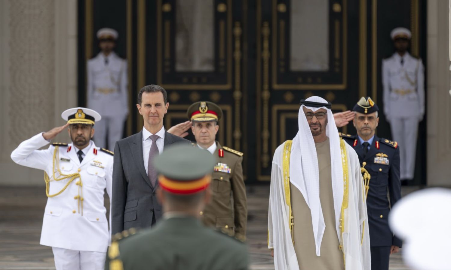 رئيس النظام السوري بشار الأسد والرئيس الإماراتي محمد بن زايد من أمام قصر "الوطن" بأبو ظبي - 19 آذار 2023 (سانا)
