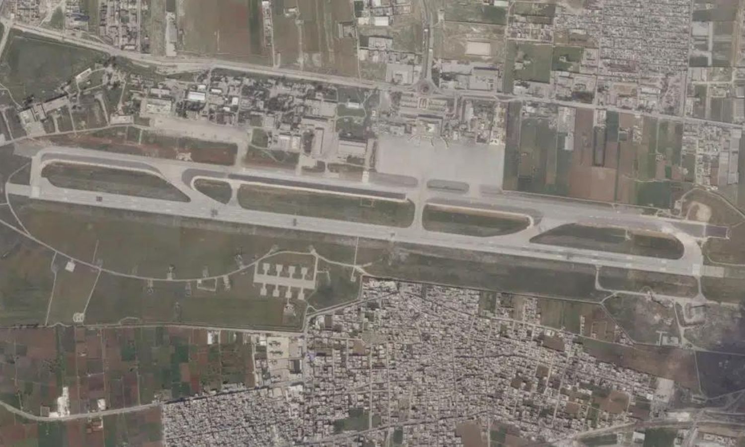الأضرار التي لحقت بمطار "حلب" الدولي جراء قصف إسرائيلي في 7 من آذار 2023 (AP)