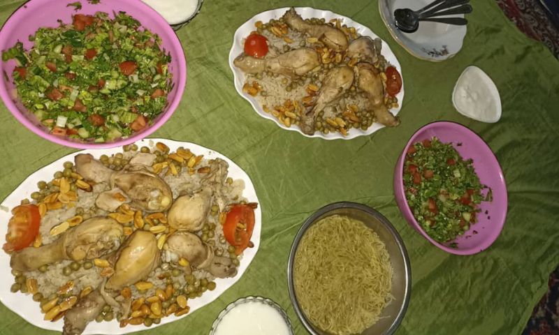 أكلة دجاج مع الأرز في محافظة درعا جنوبي سوريا - 5 آذار 2023 (عنب بلدي/ حليم محمد)