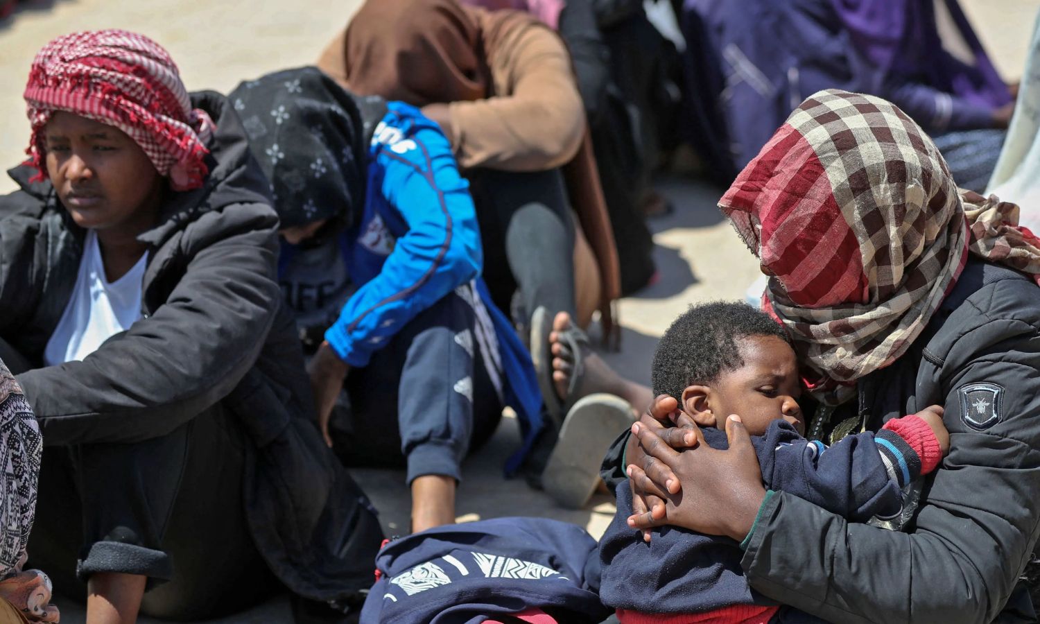 مهاجرون اعترضتهم السلطات الليبية على متن قارب قبالة الساحل قبل نقلهم إلى مركز احتجاز في  ليبيا -12  أيار 2022 (AFP) 