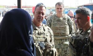 قائد القيادة المركزية الامريكية إريك كوريلا في زيارة لإحدى المخيمات شمال شرقي سوريا - 11 آذار 2023 (القيادة المركزية/ تويتر)