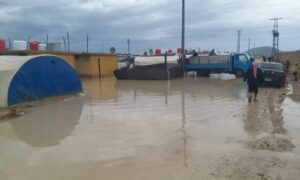 مياه السيول والأمطار تغمر مخيم 