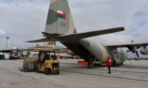 طائرة مساعدات قادمة من سلطنة عمان إلى مطار 