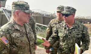 رئيس هيئة الأركان المشتركة الأمريكية الجنرال مارك ميلي يتحدث مع القوات الأمريكية في سوريا خلال زيارة غير معلنة في قاعدة عسكرية أمريكية شمال شرقي سوريا- 4 من آذار 2023 (رويترز)