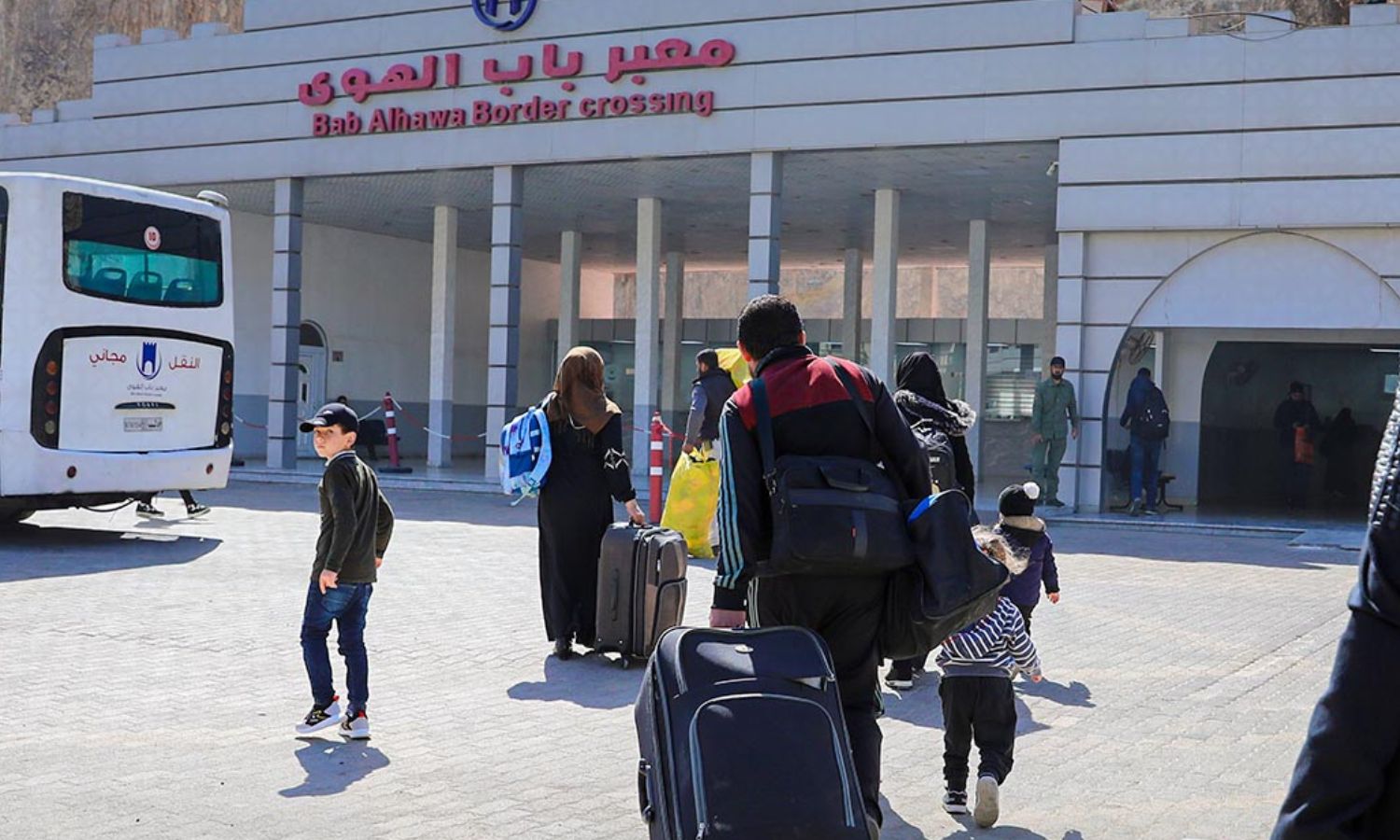 سوريون عائدون من تركيا إلى الشمال السوري عبر معبر "باب الهوى" في إجازة لمتضرري الزلزال- 11 من آذار 2023 (باب الهوى/ فيس بوك)