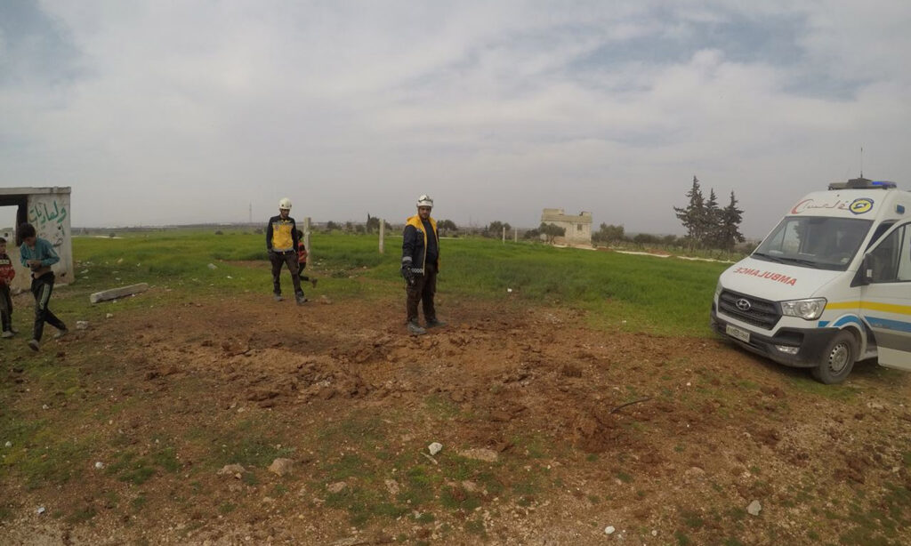 متطوعون من الدفاع المدني السوري على الطريق الواصل بين معرة مصرين وإدلب بعد تعرضه لقصف مدفعي- 27 شباط 2023 (الدفاع المدني)