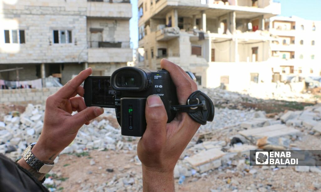 إعلامي سوري في ريف حلب يصور آثار الدمار إثر زلزال ضرب جنوبي تركيا وأربع محافظات سورية- 4 من آذار 2023 (عنب بلدي)