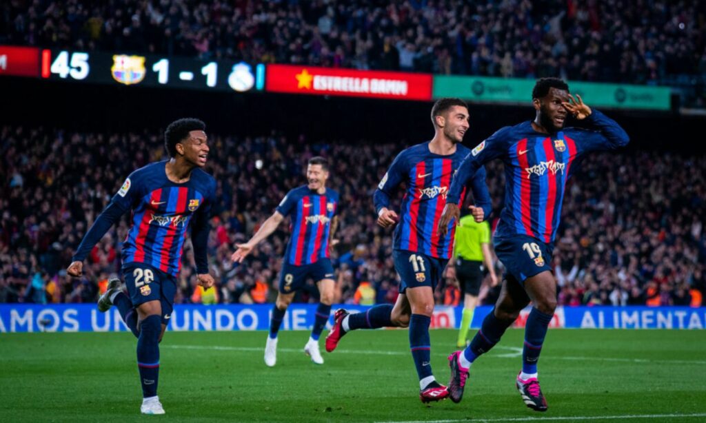 لاعبو برشلونة يحتفلون بتسجيل هدف الانتصار على ريال مدريد في الدوري الإسباني لكرة القدم- 19 من آذار 2023 (FCB)