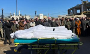صلاة الجنازة في مدينة أطمة بريف إدلب على ثلاثة مدنيين قُتلوا خلال الاحتفال بعيد "النوروز" في مدينة جنديرس بريف حلب الشمالي- 21 من آذار 2023 (عارف وتد/ فيس بوك)