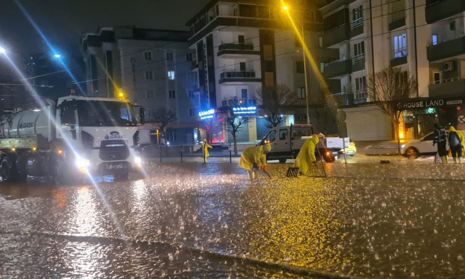 عمال يفتحون شبكات تصريف المياه لمنع تجمعها في الشوارع خلال هطولات مطرية غزيرة في ولاية غازي عنتاب جنوبي تركيا- 18 من آذار 2023 (sozcu) 