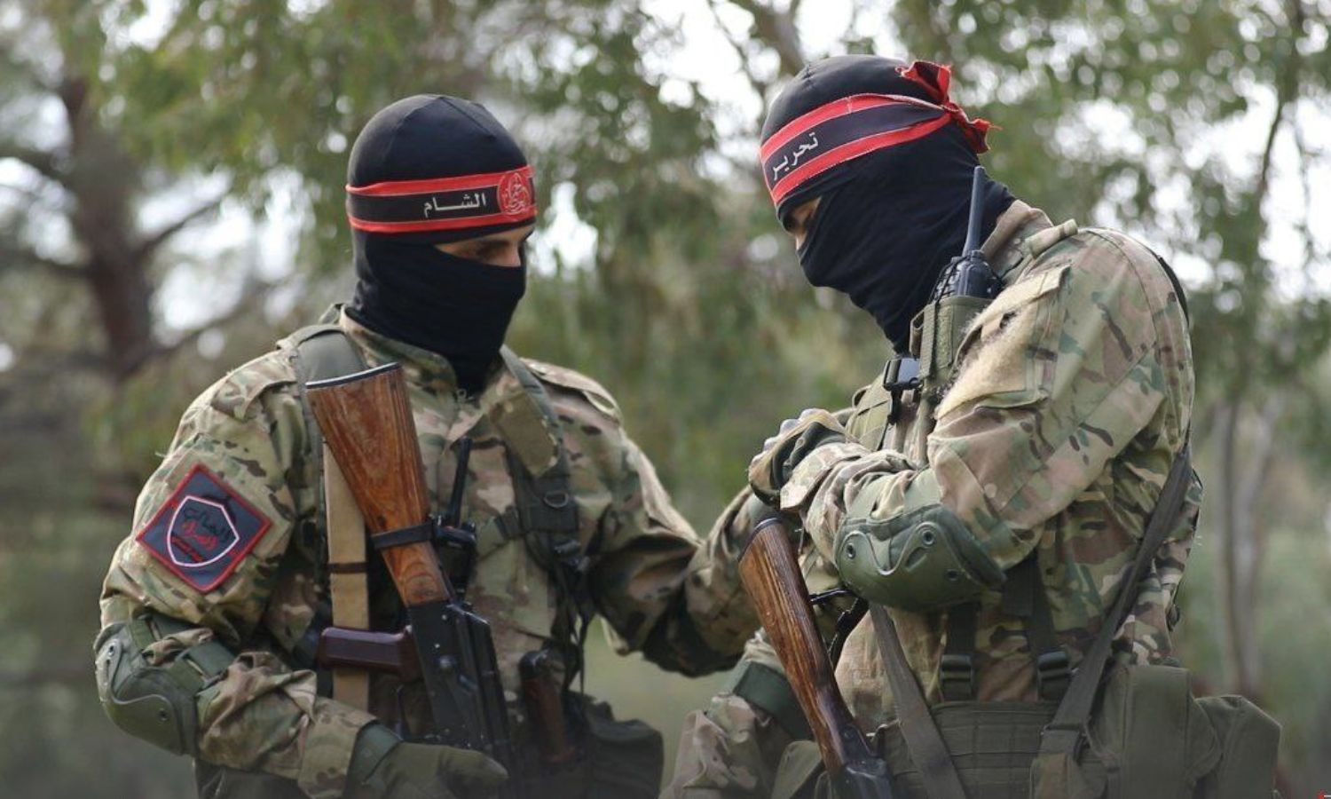 مقاتلان في كتيبة "العصائب الحمراء" التابعة لـ"هيئة تحرير الشام" قبيل عملية "انغماسية" بريف اللاذقية شمال غربي سوريا- 26 من شباط 2023 (أمجاد)