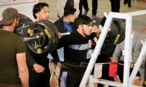 لاعب قوة بدنية يحمل أوزانًا ثقيلة في بطولة القوة البدنية بإدلب- 27 من آذار 2022 (اتحاد أندية الشمال للقوة البدنية وبناء الأجسام/ فيس بوك)