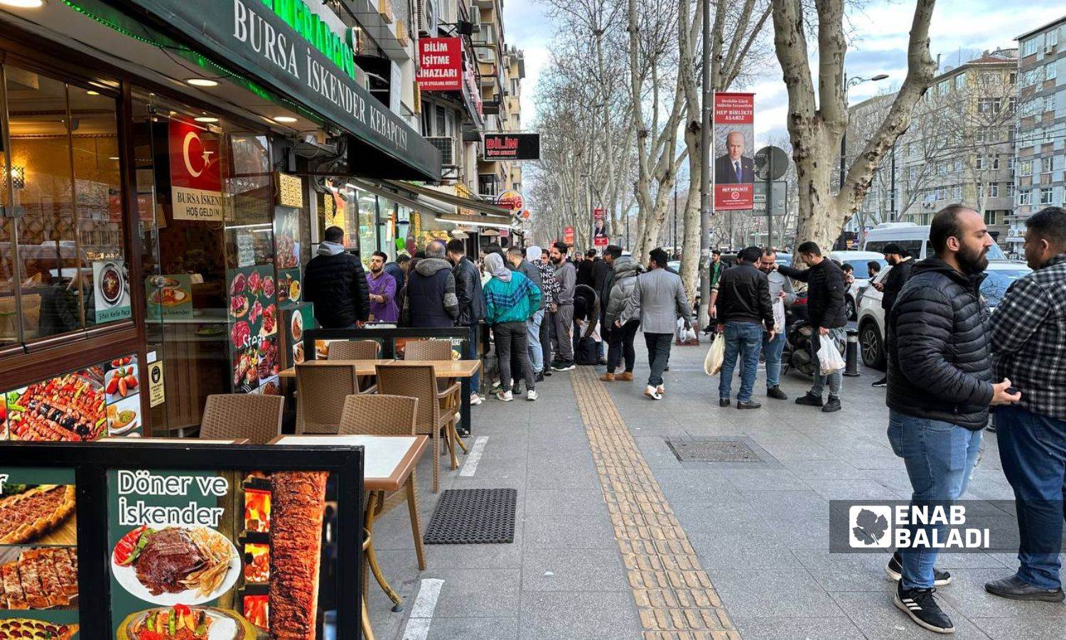 ازدحام لشراء الطعام والمشروبات أمام أحد المطاعم السورية في اسطنبول- 23 من آذار 2023 (عنب بلدي)