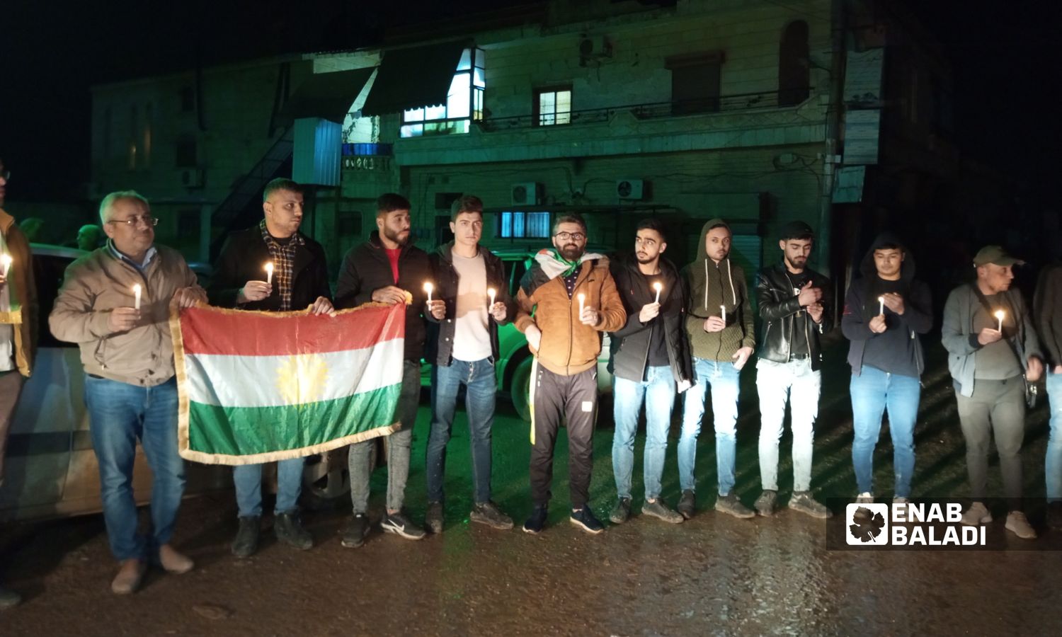 متظاهرون يتضامنون مع أهالي المدنيين الذين قُتلوا في ناحية جنديرس التابعة لعفرين_ 21 من آذار 2023 (عنب بلدي/ أمير خربوطلي)