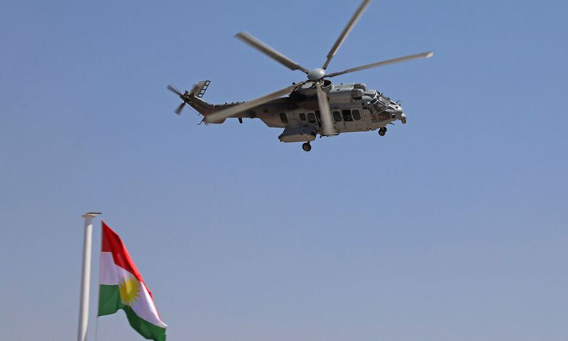 طائرة هليكوبتر عسكرية من طراز "AS332 سوبر بوما" تحلق خلال حفل تخرج ضباط البشمركة في أربيل- 21 من حزيران 2021 (صافين حامد/ AFP)