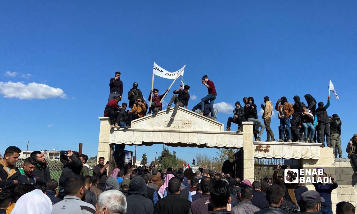 تشييع أربعة مدنيين من الكرد قُتلوا خلال الاحتفال بعيد "نوروز" في مدينة جنديرس بريف حلب الشمالي- 21 من آذار 2023 (عنب بلدي/ أمير خربوطلي)