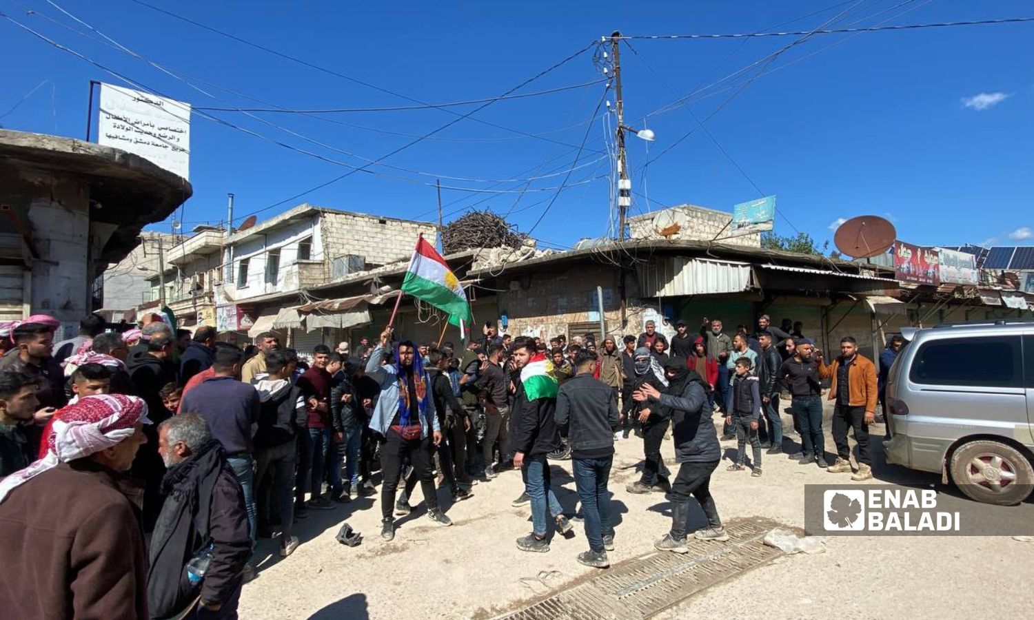 مظاهرة خلال تشييع أربعة مدنيين من الكرد قُتلوا خلال الاحتفال بعيد "نوروز" في مدينة جنديرس بريف حلب الشمالي- 21 من آذار 2023 (عنب بلدي/ أمير خربوطلي)